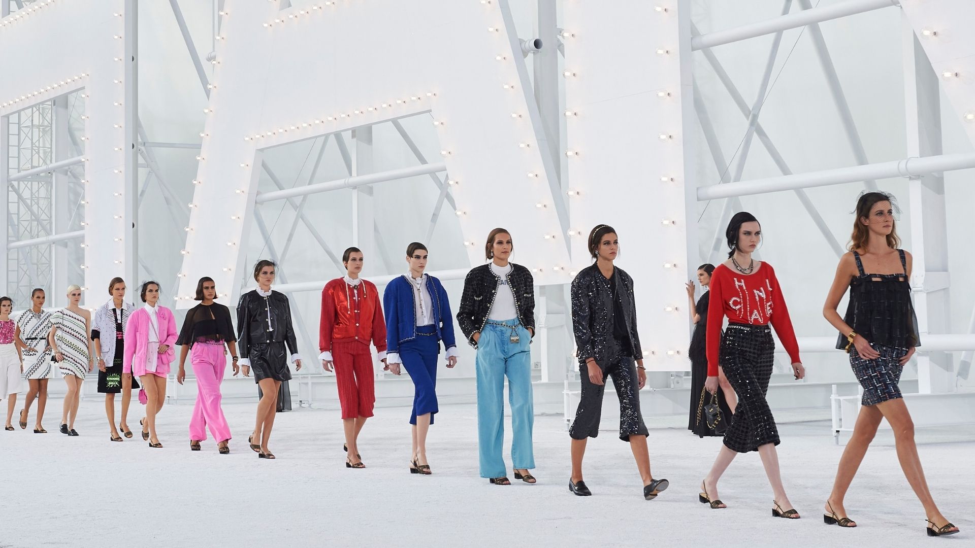 California Dreamin': The Hollywood Hills Takes Over Paris in Chanel’s ...