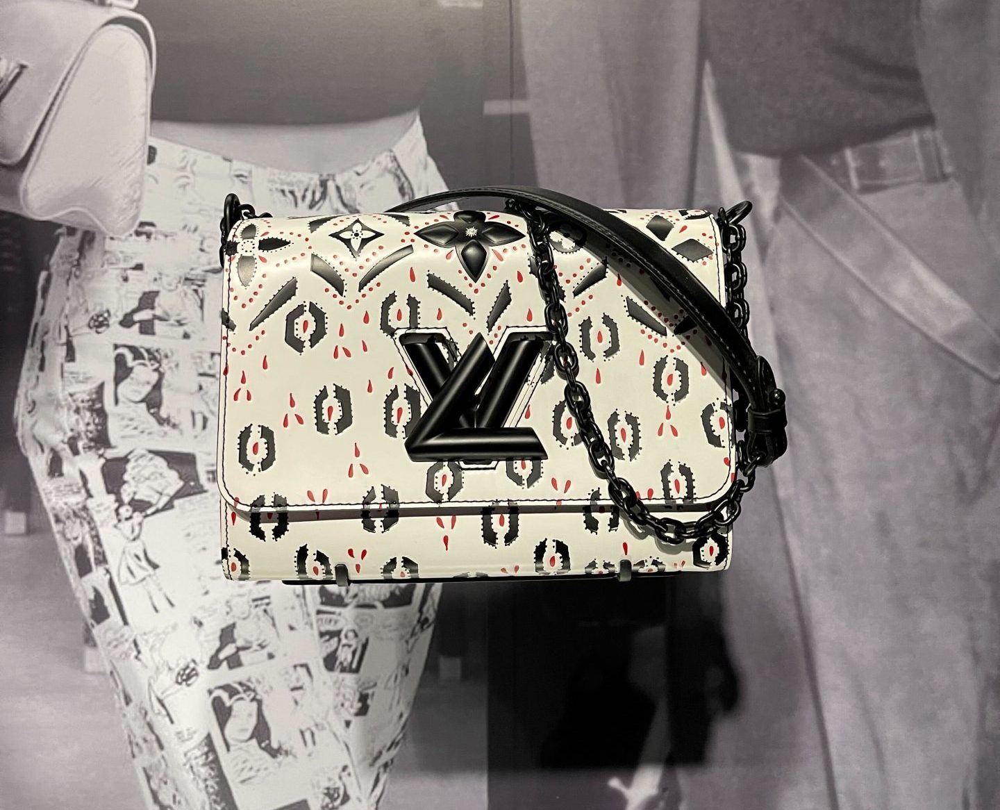 Memos From The Middle East: Louis Vuitton Unveils The SEE LV