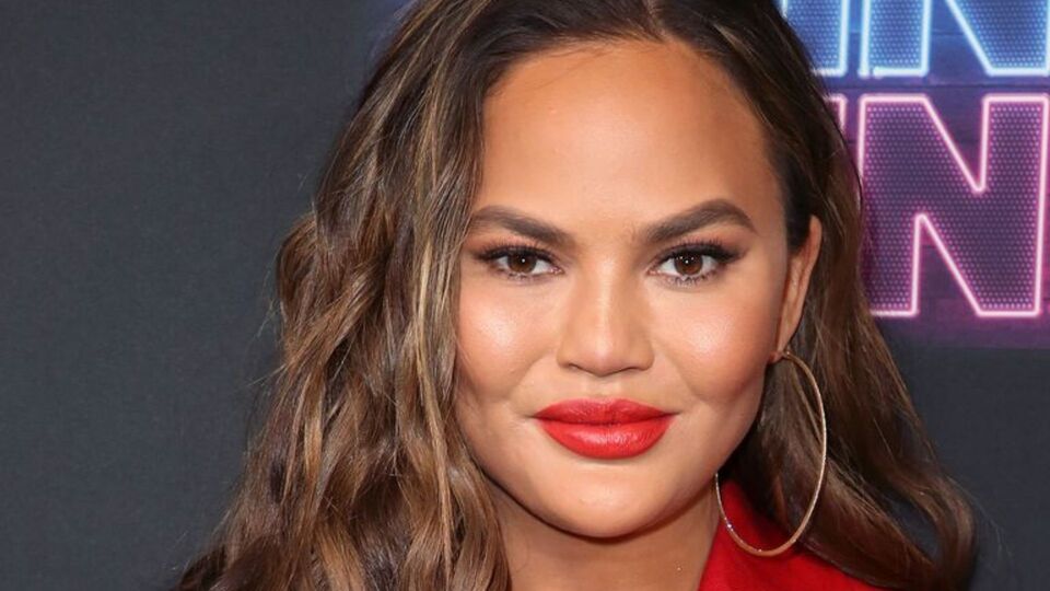 Chrissy Teigen S Debuts Shorter Hair With A Fresh Feathered Cut