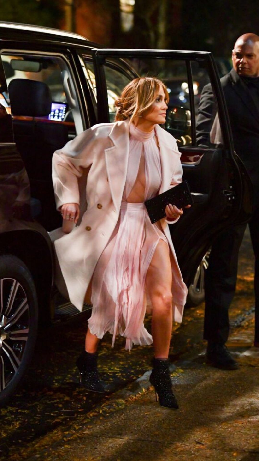 Versace - Jennifer Lopez chose a blush pink #Versace Signature